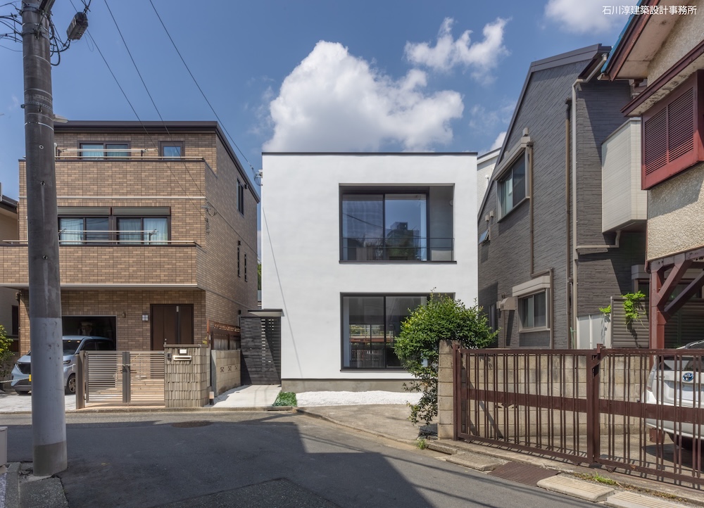 左端が玄関アプローチ