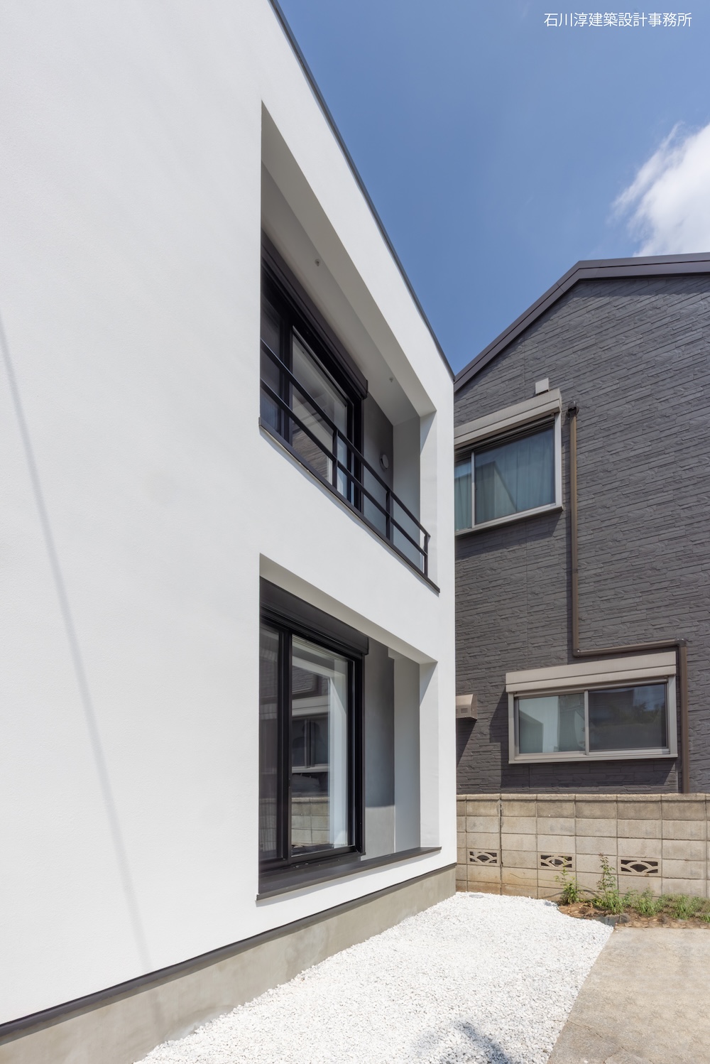 それぞれの家族のリビングが面する開口