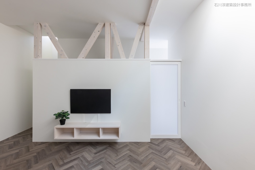 右の引き戸の奥が玄関で左側は2階への階段