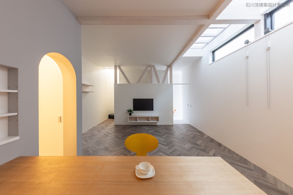 左の開口は奥様の書斎コーナー