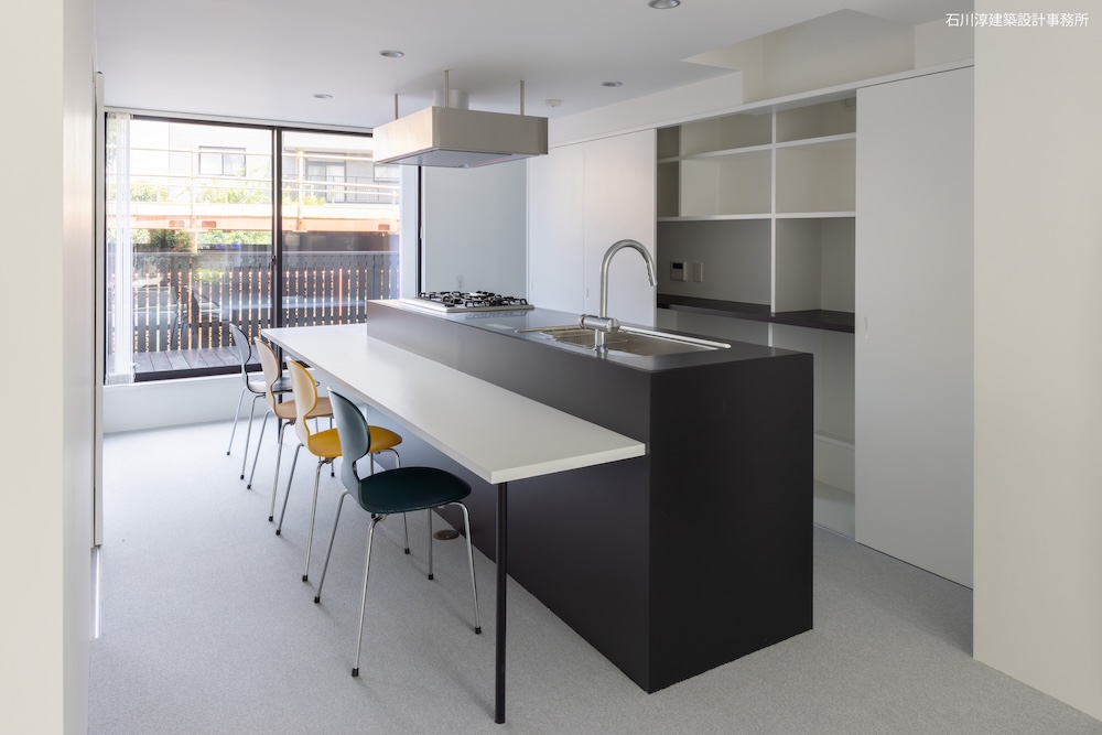 キッチン背面には壁面収納