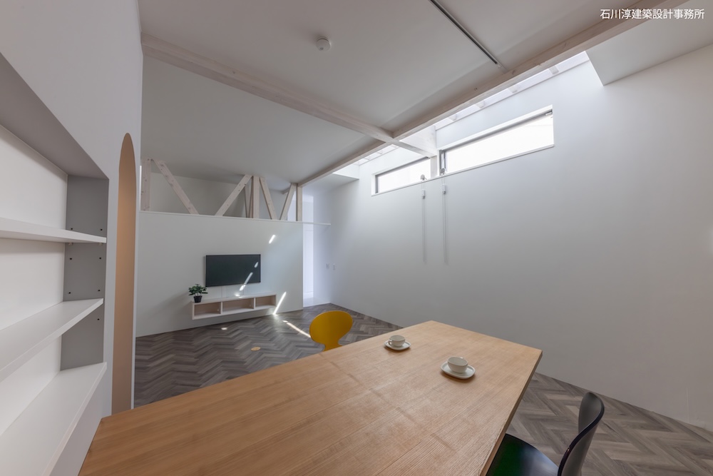 南側壁には換気用のハイサイドライトを配置