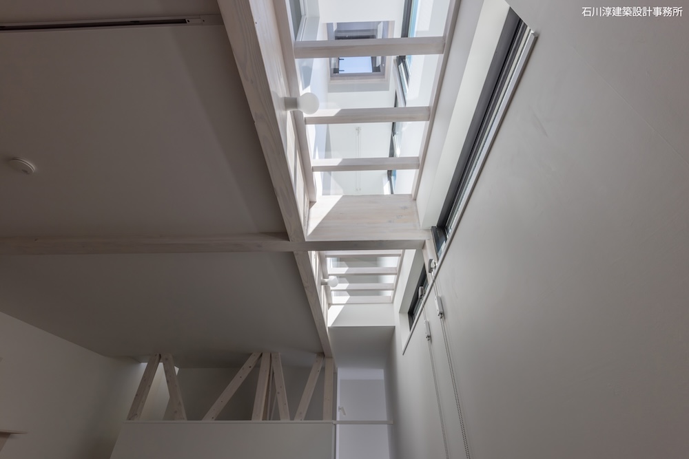 ロフトまで見通せる透明天井部分の見上げ