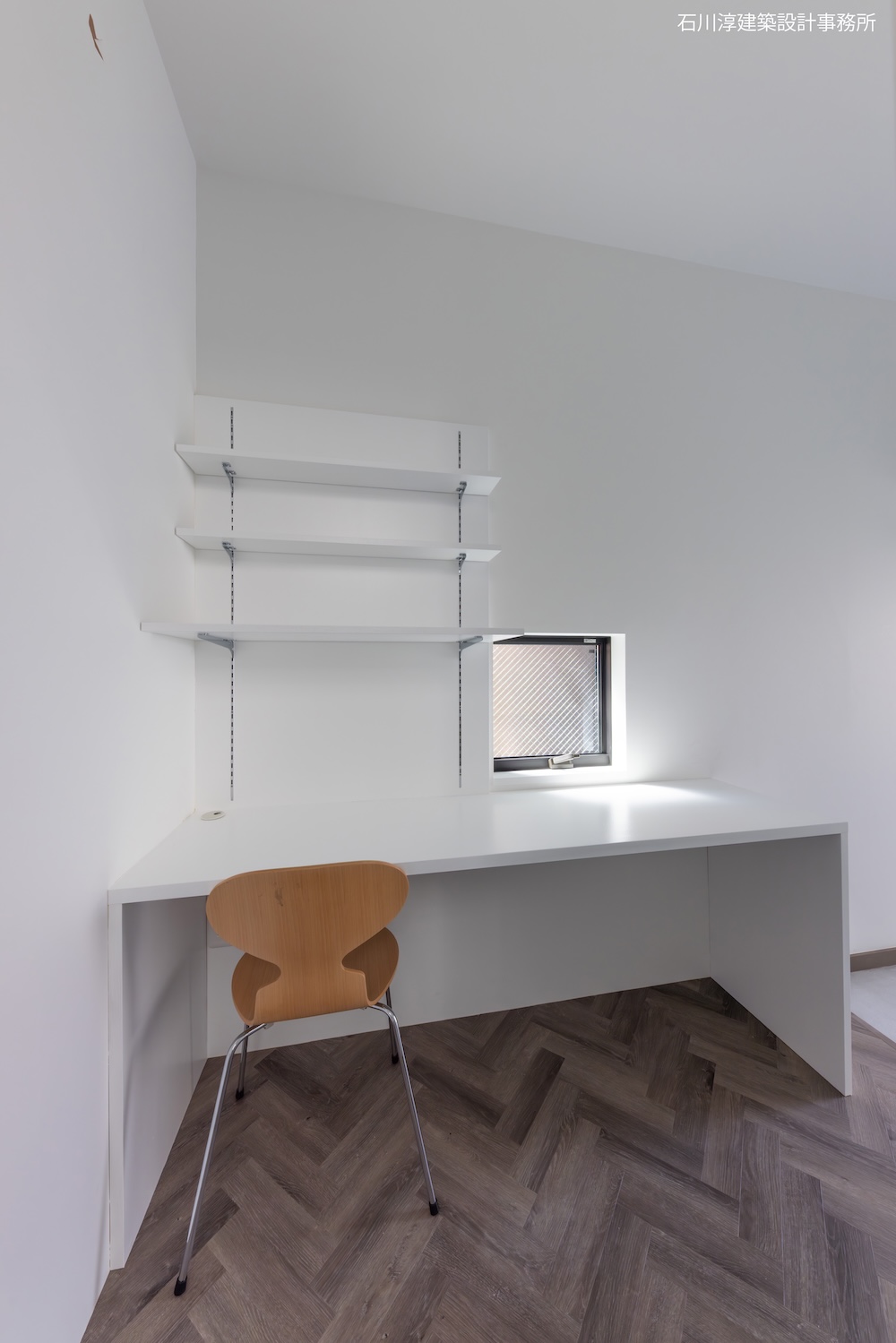 バイク収納室には造作デスクを設置