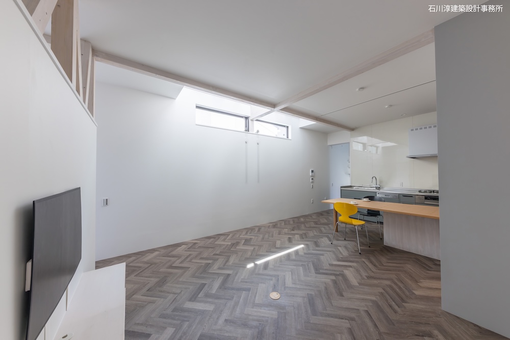 階段前からリビングを見る