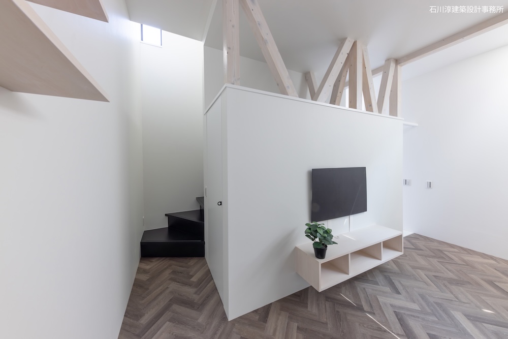 階段右のドア中は収納