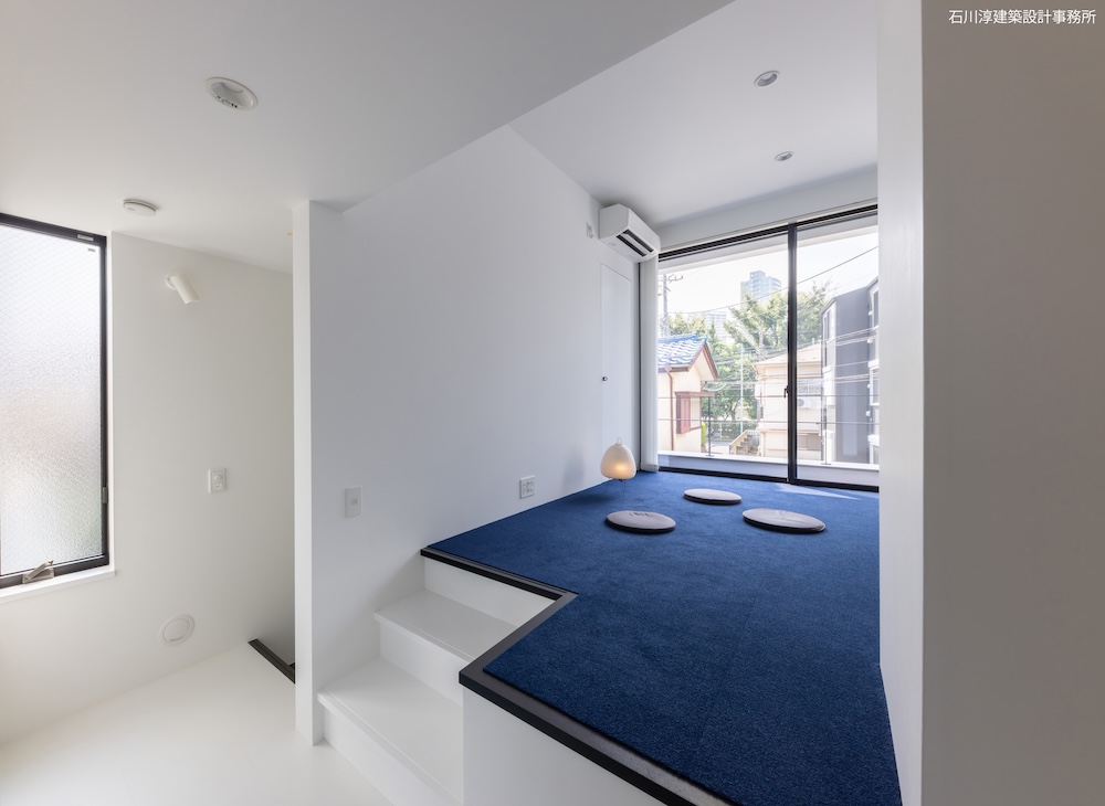 2階廊下から3段上がって子世帯リビング