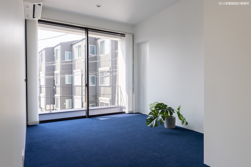 奧のドアは仕事部屋