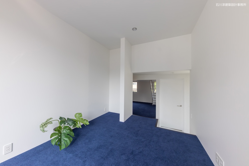 床仕上げは1階2階共タイルカーペットを採用