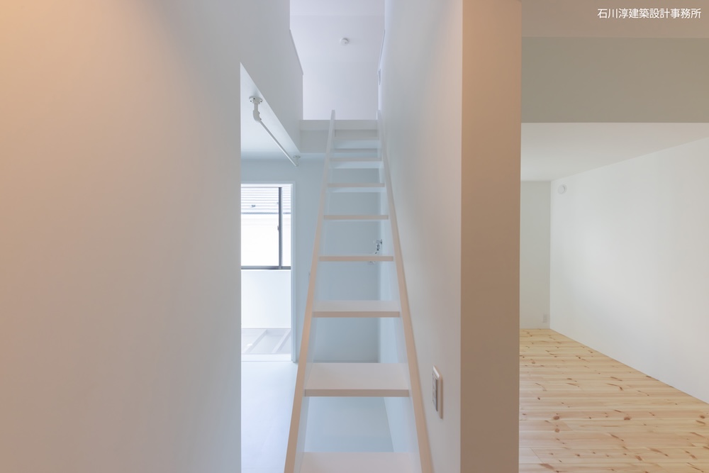 脱衣室内のハシゴ上にはロフトがある