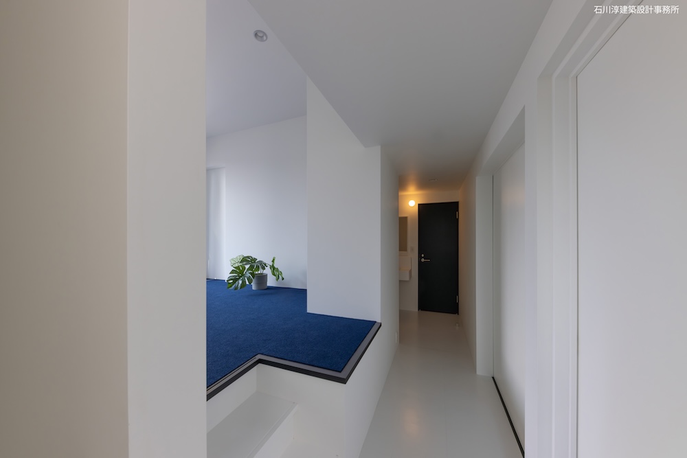 奧にトイレと洗面台がある 右は寝室と子供室