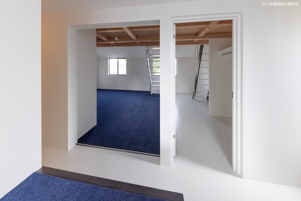 寝室のドアは大きな引き戸 子供室は開きドア