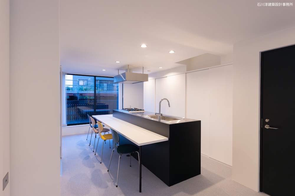 ダイニング夕景 窓外にはデッキ床と木製目隠し壁を設置