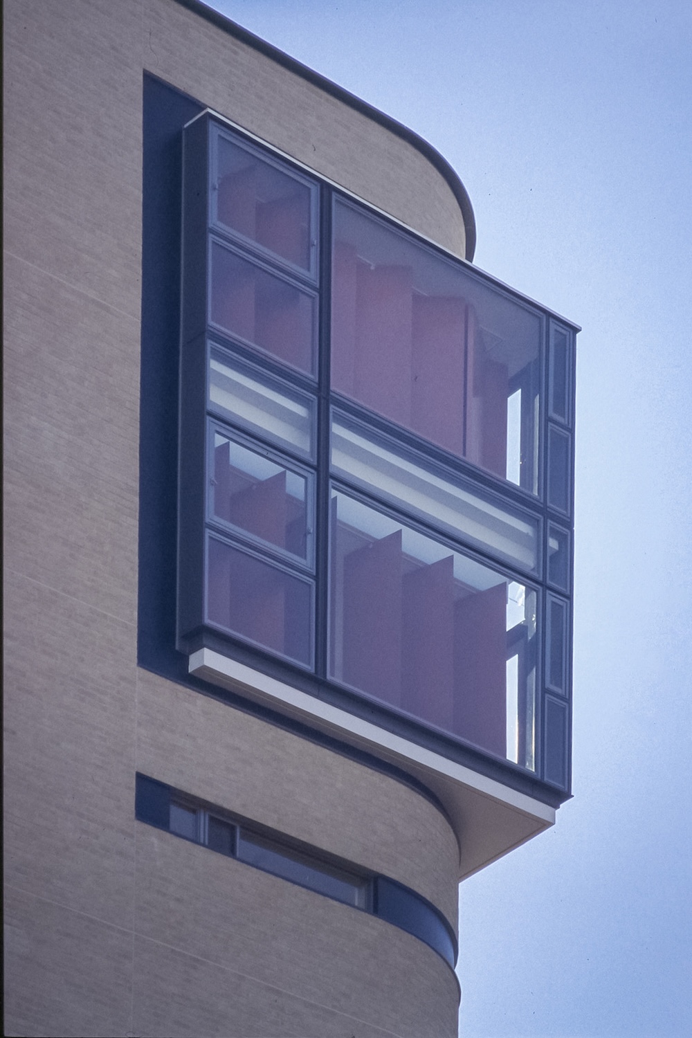 スチール枠にアルミサッシュを取り入れたディテール