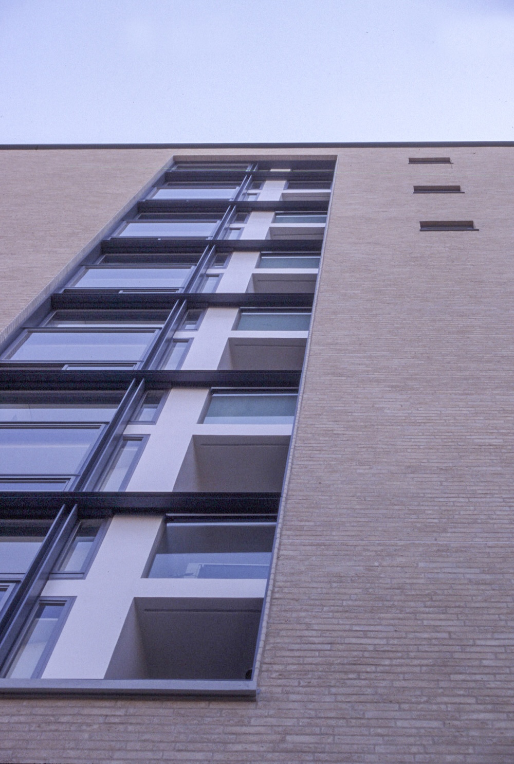 エレベーター乗り場の開口と住戸のサービスバルコニーを1つの開口にまとめた