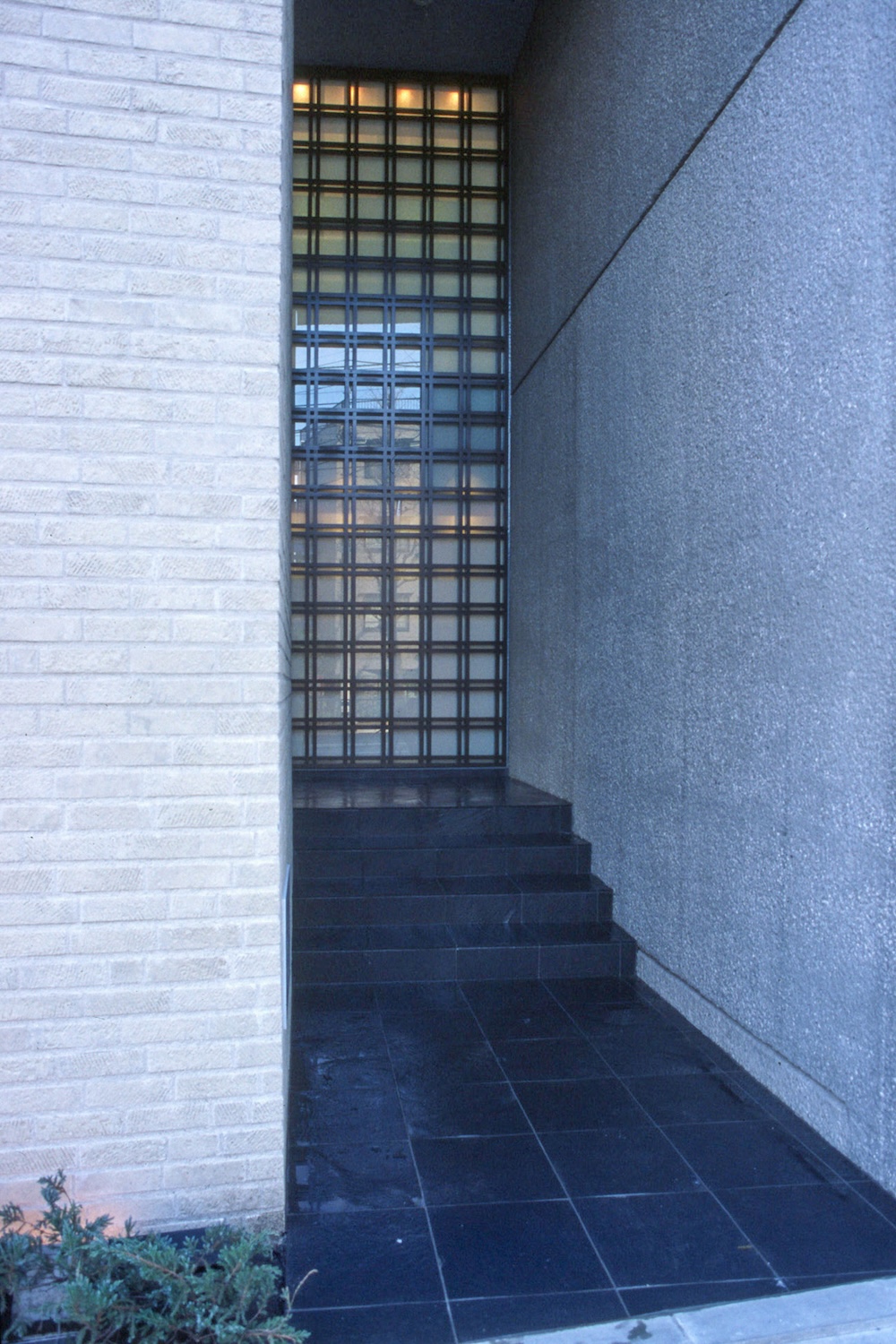 エントランスの格子ガラス面の裏側はEV乗り場