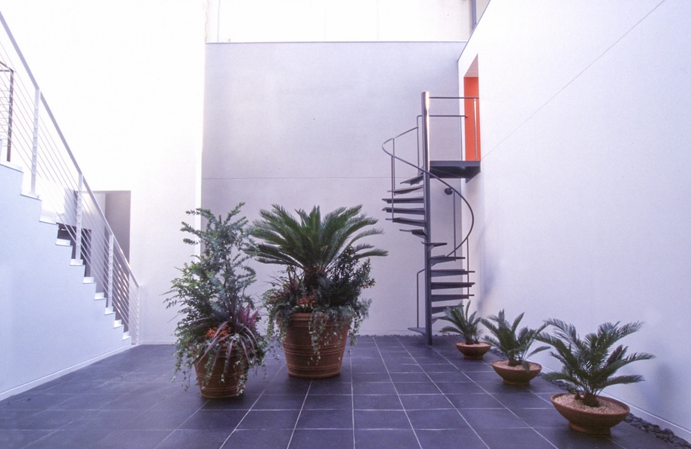 中庭に一旦出てからEV乗り場へ