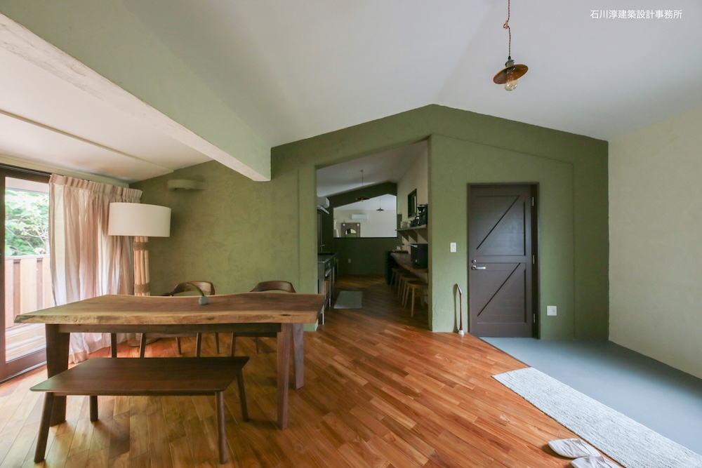 リビングからキッチンエリアを通り抜けて寝室へ