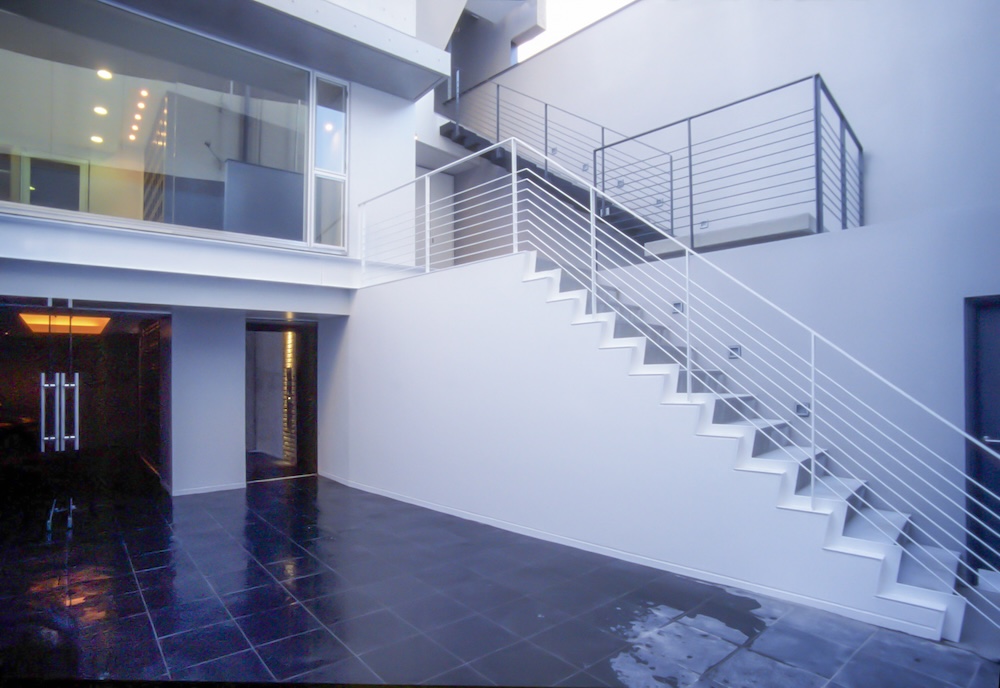 中庭から見返し。2階にはオーナー事務所を設置