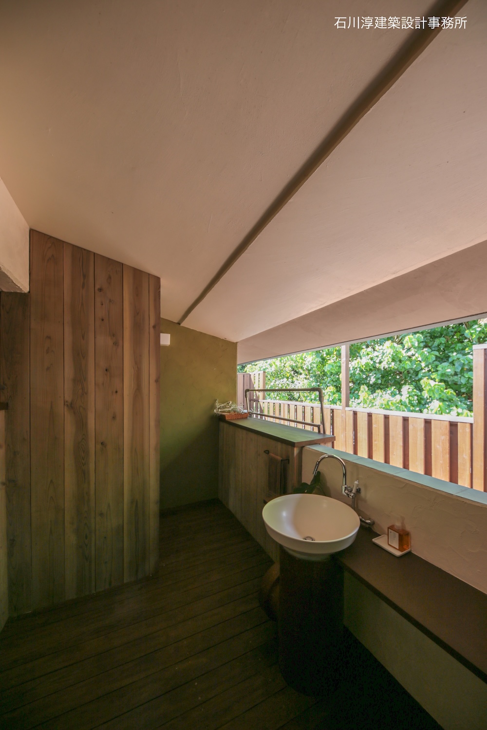 キッチンの外には洗濯機置き場とサービスシンク