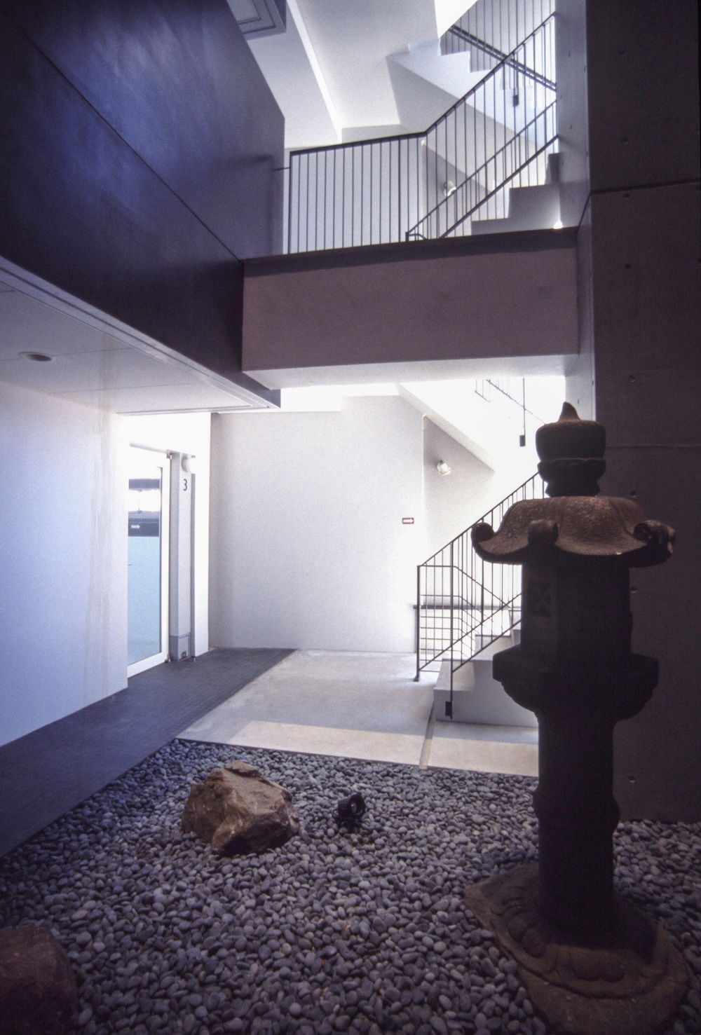 建て替え前に庭にあった灯籠や蹲踞を共用部に配置した