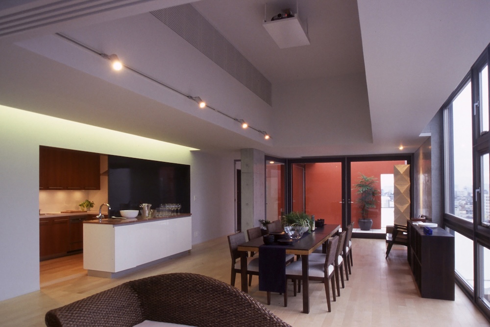 9階リビング 暖色壁の部分は中庭