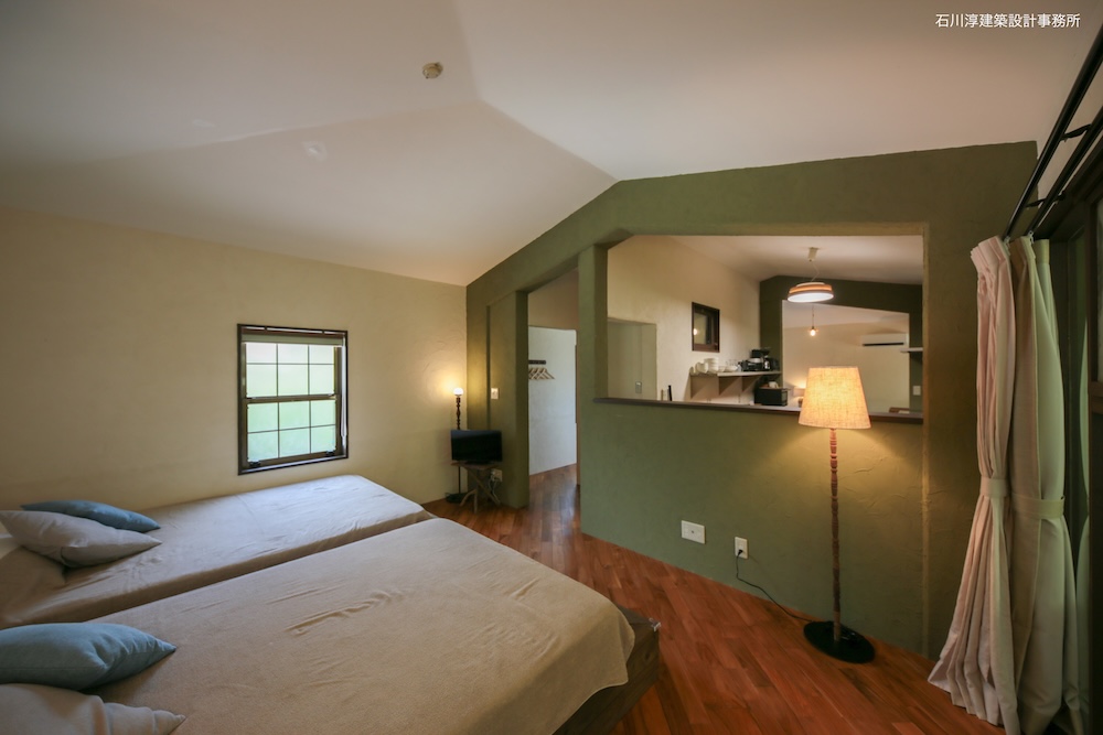 寝室から見るダイニングスペース