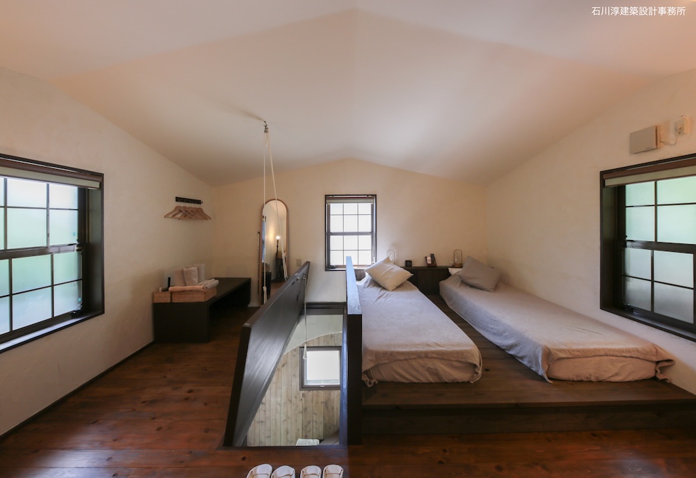 2階はワンルーム形式の宿泊室
階段の扉は前設計者のアイデア