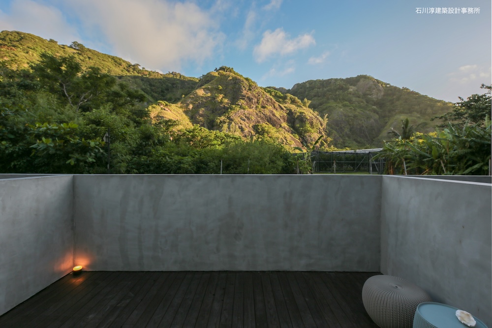 道路側にはプライベート感を演出する壁を設置