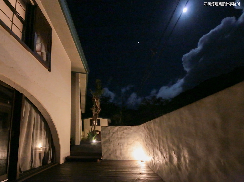 離れ棟の前部分はアウトドアリビング