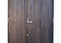 木製特注の親子ドア・仕事の大物も広い開口幅を確保