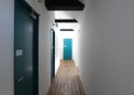 再び客室廊下、客室壁は防音シートを挟み込んだ仕様で木造ながら遮音性を確保
