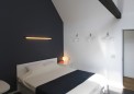 202室　ベッドサイドの壁にはリネストラランプを設置して暖かみのある光を